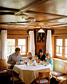 Familie im Restaurant, Naturhotel Chesa Valisa, Hirschegg, Kleinwalsertal, Österreich