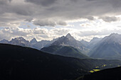 Dreischusterspitze unter Wolkenhimmel, Innichen, Hochpustertal, Südtirol, Dolomiten, Italien, Europa