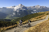 Mountainbiker auf dem Karnischen Höhenweg, Hochpustertal, Südtirol, Dolomiten, Italien, Europa