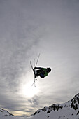 Freeskier im Sprung, Stubaier Gletscher, Hochstubai, Stubaier Alpen, Tirol, Österreich, Europa