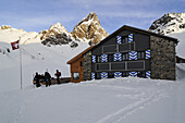 Skifahrer vor der Tuoi Hütte, Guarda, Engadin, Graubünden, Schweiz, Europa