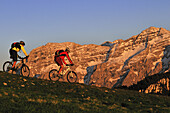 Mountainbiker auf der Steinplatte, vor den Loferer Steinbergen, Reit im Winkl, Bayern, Deutschland, Europa