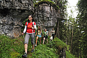 Eine Gruppe Frauen beim Bergwandern, Reit im Winkl, Chiemgau, Oberbayern, Bayern, Deutschland, Europa