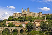 River Orb, 'Pont Vieux,  old bridge and Saint-Nazaire cathedral (14th century), Beziers. Herault, Languedoc-Roussillon, Francia