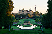 Blick über Schlossgarten zum Schloss Schwerin, Schwerin, Mecklenburg-Vorpommern, Deutschland