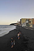 Schwarzer Sandstrand im Pilgerort Candelaria, Teneriffa, Kanaren, Spanien