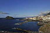 Blick über den Hafen und die Stadt, Garachico, Nordwest Teneriffa, Spanien