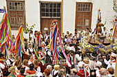 Bändertanzgruppe, Frauen und Männer in Kanarentracht an der Kirche in Los Realejos, Prozession mit San Isidor, Romeria, Teneriffa, Kanaren, Spanien