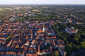Luftbild, Celler Schloss vor der Altstadt, Stadtkirche St. Marien, Schlosspark, Allee im Französischen Garten, Celle, Niedersachsen, Deutschland