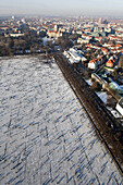 Luftbild von Hannover im Winter, Hannoveraner auf dem zugefrorenen Maschsee, Neues Rathaus, Hannover, Niedersachsen, Deutschland