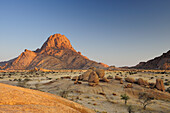 Morgensonne an Große Spitzkoppe, Felskugeln im Vordergrund, Große Spitzkoppe, Namibia