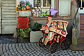 Werbung eines Textilfachgeschäfts, Endingen, Kaiserstuhl, Breisgau, Südlicher Schwarzwald, Baden-Württemberg, Deutschland