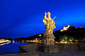 Blick von Alter Mainbrücke zur Festung Marienberg bei Nacht, Würzburg, Franken, Bayern, Deutschland