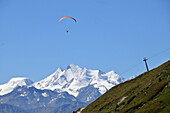 Gleitschirmflieger vor dem Monte Rosa, Fiescheralp, Kanton Wallis, Schweiz