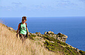 Frau wandert oberhalb der Küste, Insel Corvo, Azoren, Portugal, Europa