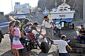 Menschen im Hafen von Vila Nova, Insel Corvo, Azoren, Portugal, Europa