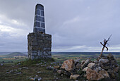 Markstein und Kreuz an der Anhöhe Alto de Mostelares, Provinz Burgos, Altkastilien, Castilla y Leon, Nordspanien, Spanien, Europa
