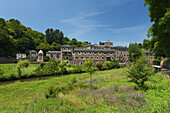 Kloster Samos an einem Bach im Sonnenlicht, Provinz Lugo, Galicien, Nordspanien, Spanien, Europa