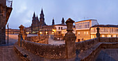 Kathedrale unter Wolkenhimmel am Abend, Plaza Obradoiro, Santiago de Compostela, Provinz La Coruna, Galicien, Nordspanien, Spanien, Europa