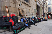 Rucksäcke von Pilgern am Pilgerbüro in der Rua do Vilar, Santiago de Compostela, Provinz La Coruna, Galicien, Nordspanien, Spanien, Europa