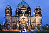 Der beleuchtete Berliner Dom am Abend, im Hintergrund Berliner Fernsehturm, Berlin, Deutschland, Europa
