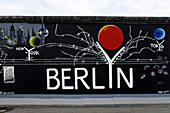 Die East-Side-Gallery entlang der Mühlenstrasse, das längste erhaltene Stück Mauer in Berlin, mit 1,3 Kilometer Länge die längste Open-Air-Galerie der Welt, Berliner Mauerweg, Friedrichshain, Berlin, Deutschland, Europa