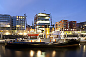 Blick auf Boot und Gebäude am Sandtorkai am Abend, Sandtorhafen, Hafencity, Hansestadt Hamburg, Deutschland, Europa