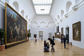 Menschen und Gemälde im Hans-Makart-Saal, Hamburger Kunsthalle, Hansestadt Hamburg, Deutschland, Europa