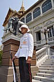 Bangkok (Thailand): guard at the Royal Palace
