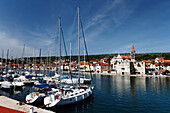 Blick über Hafen zur St. Maria Kirche, Milna, Brac, Split-Dalmatien, Kroatien