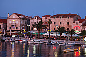 Hafenpromenade am Abend, Supetar, Brac, Split-Dalmatien, Kroatien