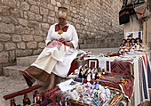 Frau verkauft traditionelle Handarbeiten, Dubrovnik, Dubrovnik-Neretva, Dalmatien, Kroatien