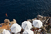 Mann springt von Felsen unterhalb der Stadtmauer ins Wasser, Dubrovnik, Dubrovnik-Neretva, Dalmatien, Kroatien