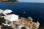 Junge Leute sonnen auf Felsen, Dubrovnik, Dubrovnik-Neretva, Dalmatien, Kroatien
