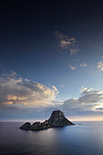 Blick von Ibiza auf Es Vedra und Es Vedranell, Balearische Inseln, Spanien