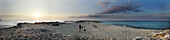 Familie am Playa Llevant bei Sonnenuntergang, Ibiza, Balearische Inseln, Spanien