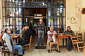 Männer in einem Kaffeehaus,Kafenio, Neo Chorio, Präfektur Chania, Kreta, Griechenland