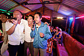 Männer beim Karaoke auf einem Boot, Halong Bucht, Quang Ninh, Vietnam