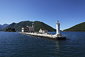 Kirche auf der Insel Gospa od Skrpjela im Sonnenlicht, Perast, Bucht von Kotor, Montenegro, Europa