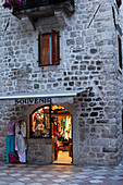 Beleuchteter Laden in der Stadt Kotor, Montenegro, Europa
