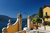 Außen, Mitarbeiterin deckt Tisch, Hotel Royal Victoria, Varenna, Comer See, Lombardei, Italien
