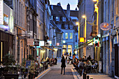 Menschen in der Altstadt am Abend, Besancon, Jura, Franche Comté, Ost- Frankreich, Europa