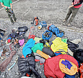Bergsteiger kontrollieren ihr Equipment, Schilthorn, Berner Oberland, Kanton Bern, Schweiz