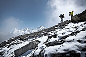 Zwei Männer beim Aufstieg, Schilthorn, Berner Oberland, Kanton Bern, Schweiz