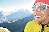 Mann mit Sonnenbrille lächelt, Schilthorn, Berner Oberland, Kanton Bern, Schweiz