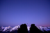 Mann balanciert auf einer Highline zwischen zwei Felsen, Schilthorn, Berner Oberland, Kanton Bern, Schweiz