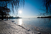 Verschneites Ufer an der zugefrorenen Aussenalster, Winterimpressionen, Hamburg, Deutschland, Europa