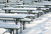 Schneebedeckte Biertische und Bänke, Englischer Garten, München, Bayern, Deutschland