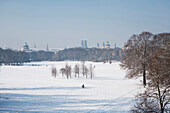 Blick vom Englischen Garten auf München im Winter, Bayern, Deutschland