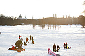 Kinder spielen im Schnee, Englischer Garten, München, Bayern, Deutschland